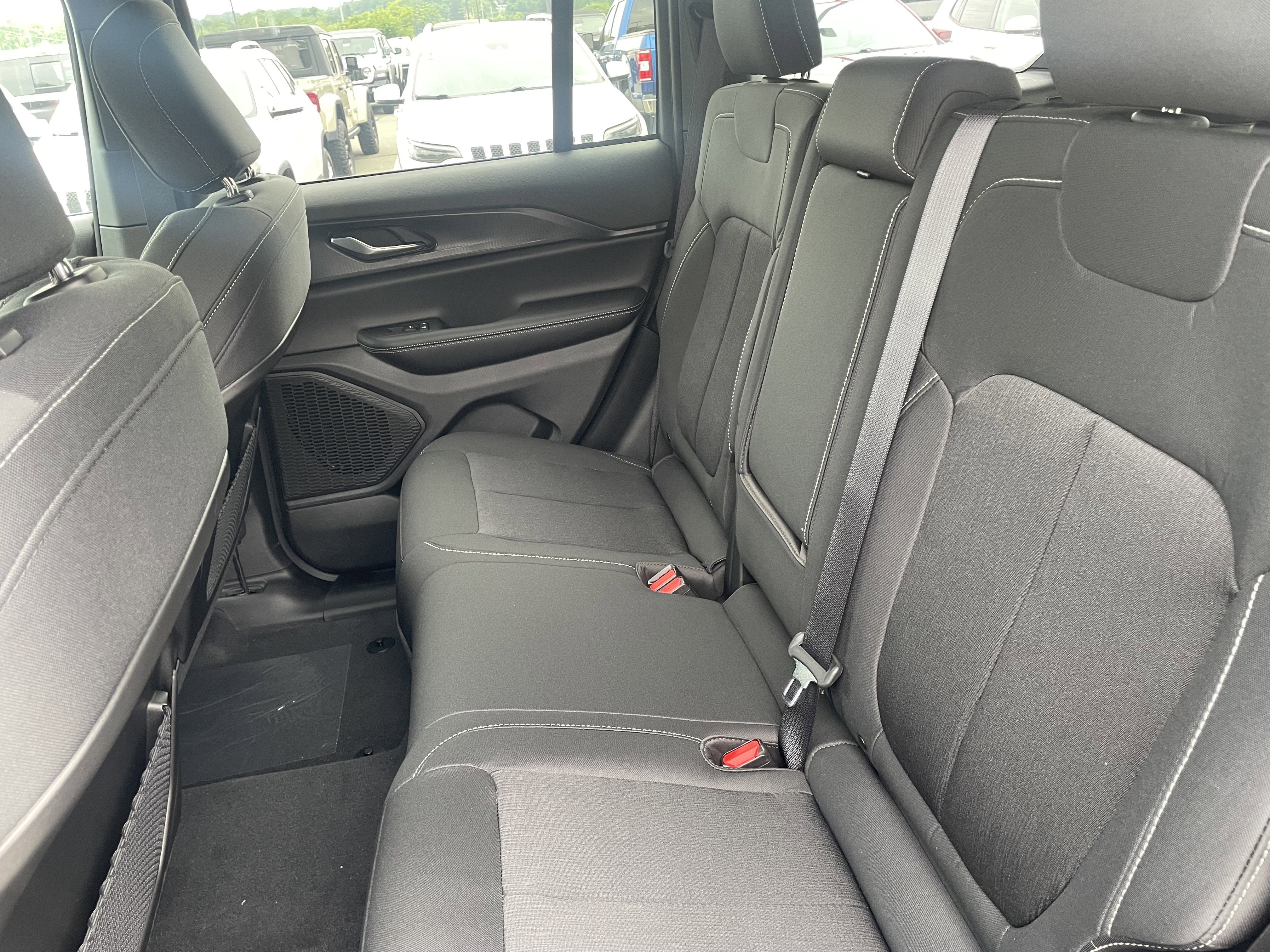 2025 Jeep Grand Cherokee GRAND CHEROKEE LAREDO X 4X4