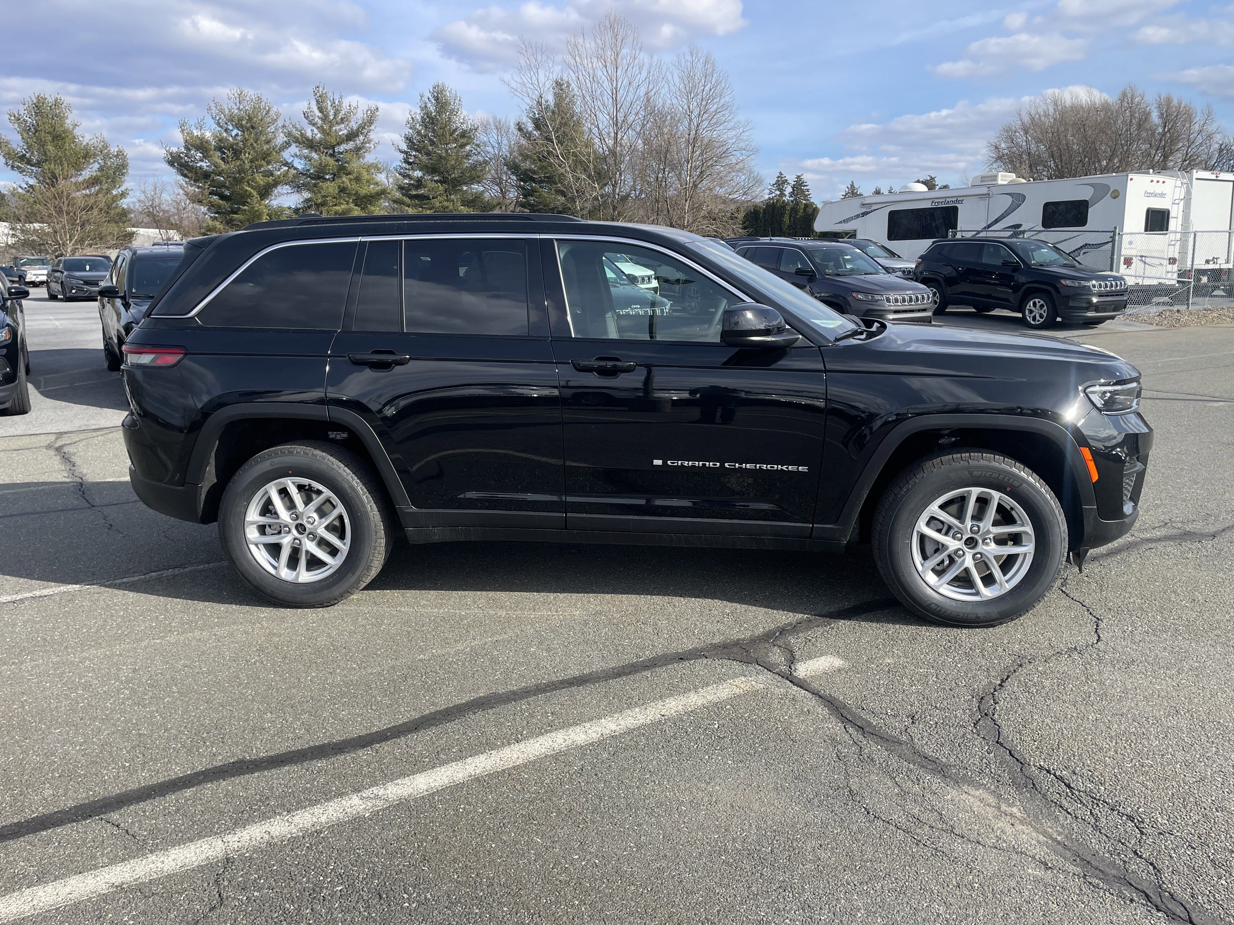 2025 Jeep Grand Cherokee GRAND CHEROKEE LAREDO X 4X4