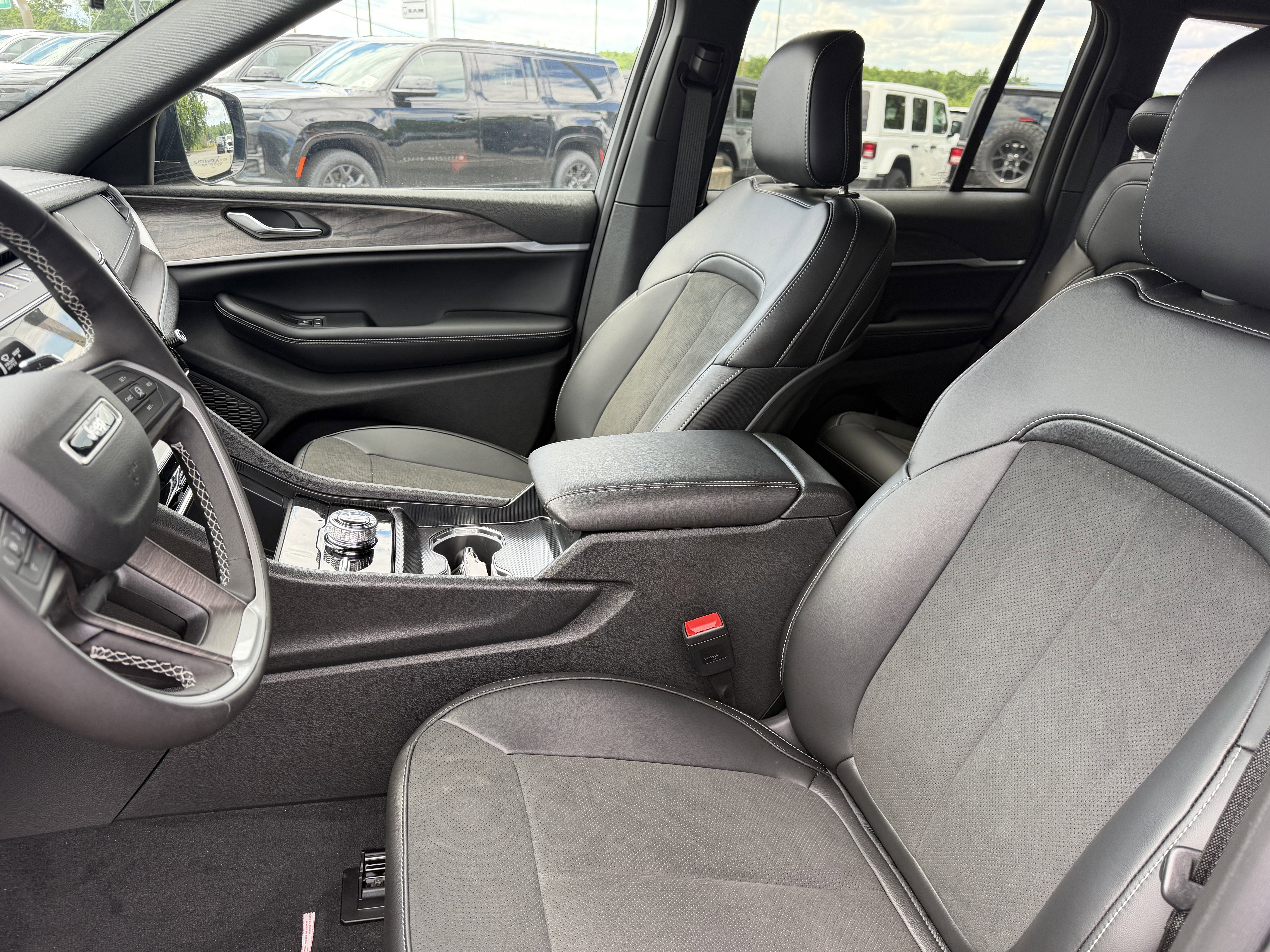 2026 Jeep Grand Cherokee GRAND CHEROKEE LAREDO ALTITUDE 4X4