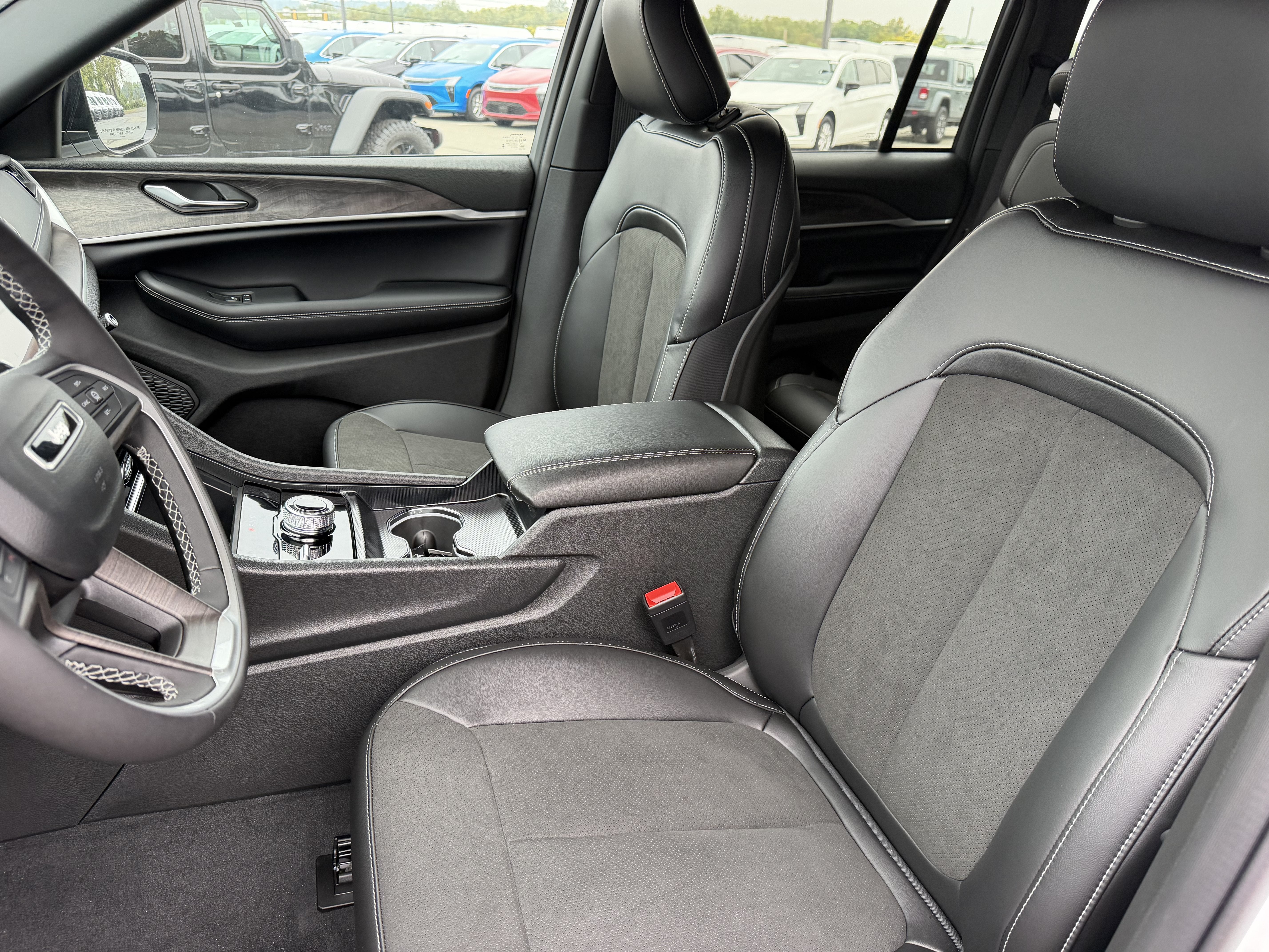 2027 Jeep Grand Cherokee GRAND CHEROKEE LAREDO ALTITUDE 4X4