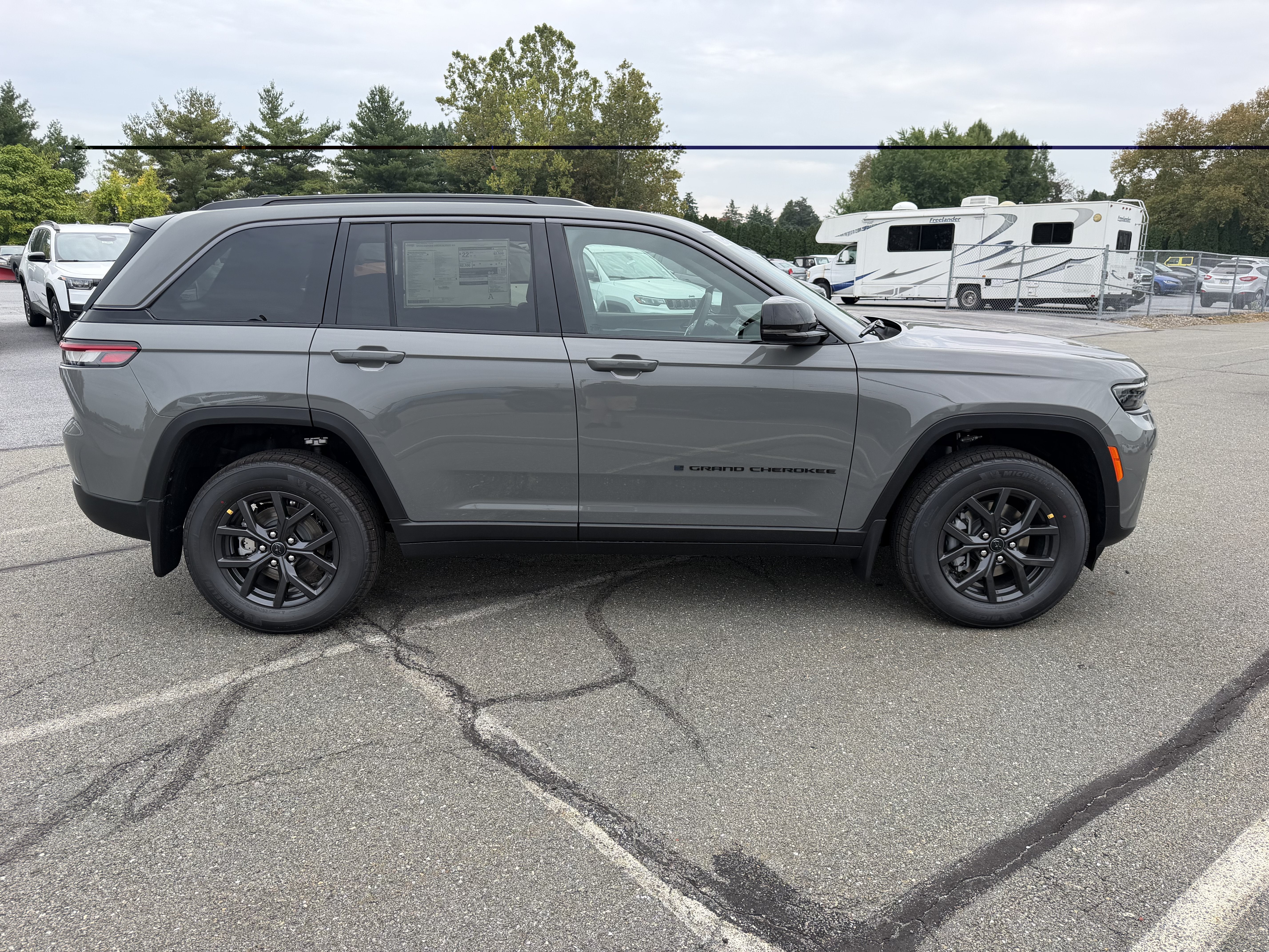 2027 Jeep Grand Cherokee GRAND CHEROKEE LAREDO ALTITUDE 4X4