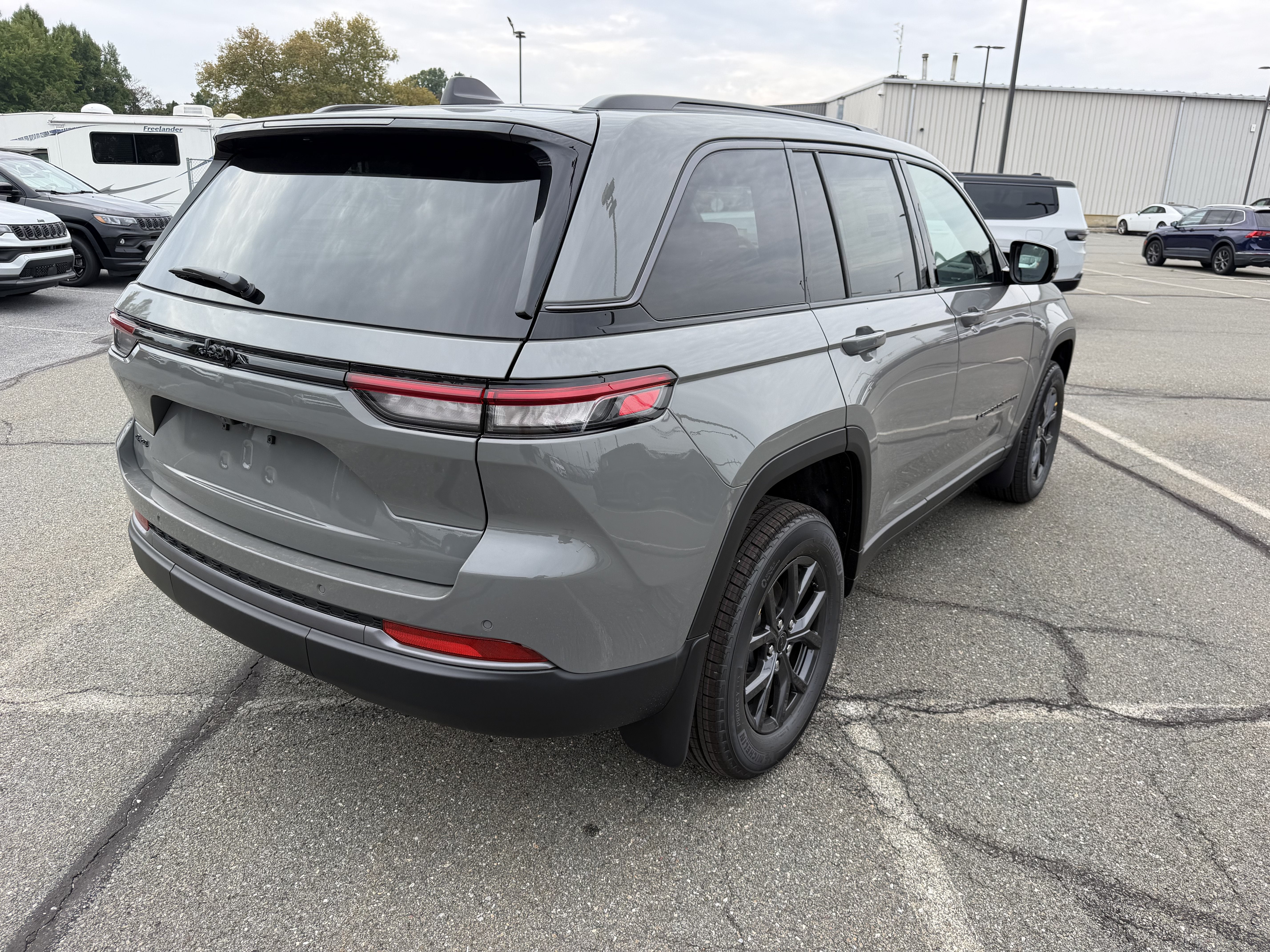 2027 Jeep Grand Cherokee GRAND CHEROKEE LAREDO ALTITUDE 4X4