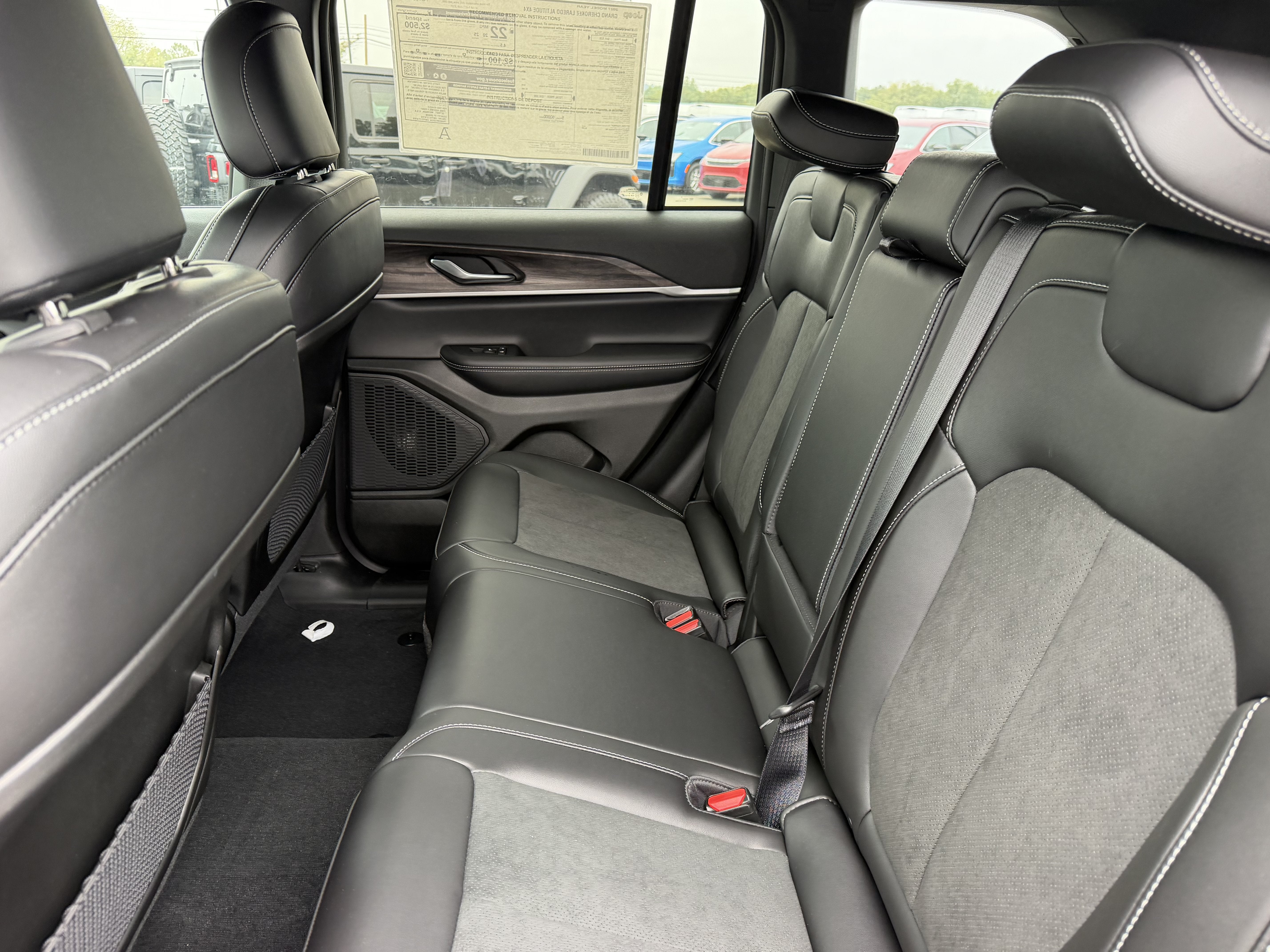 2027 Jeep Grand Cherokee GRAND CHEROKEE LAREDO ALTITUDE 4X4