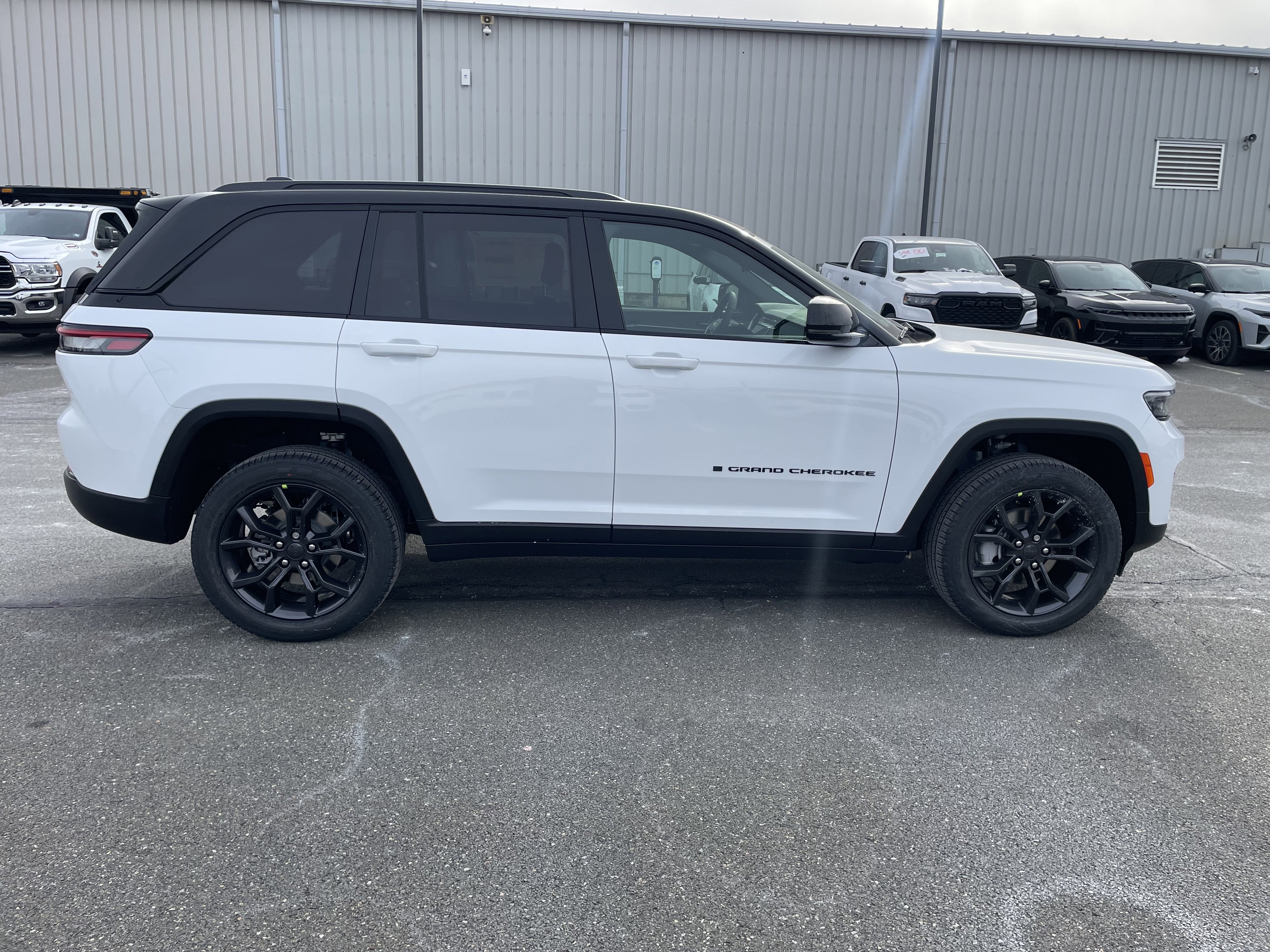 2025 Jeep Grand Cherokee GRAND CHEROKEE LIMITED 4X4