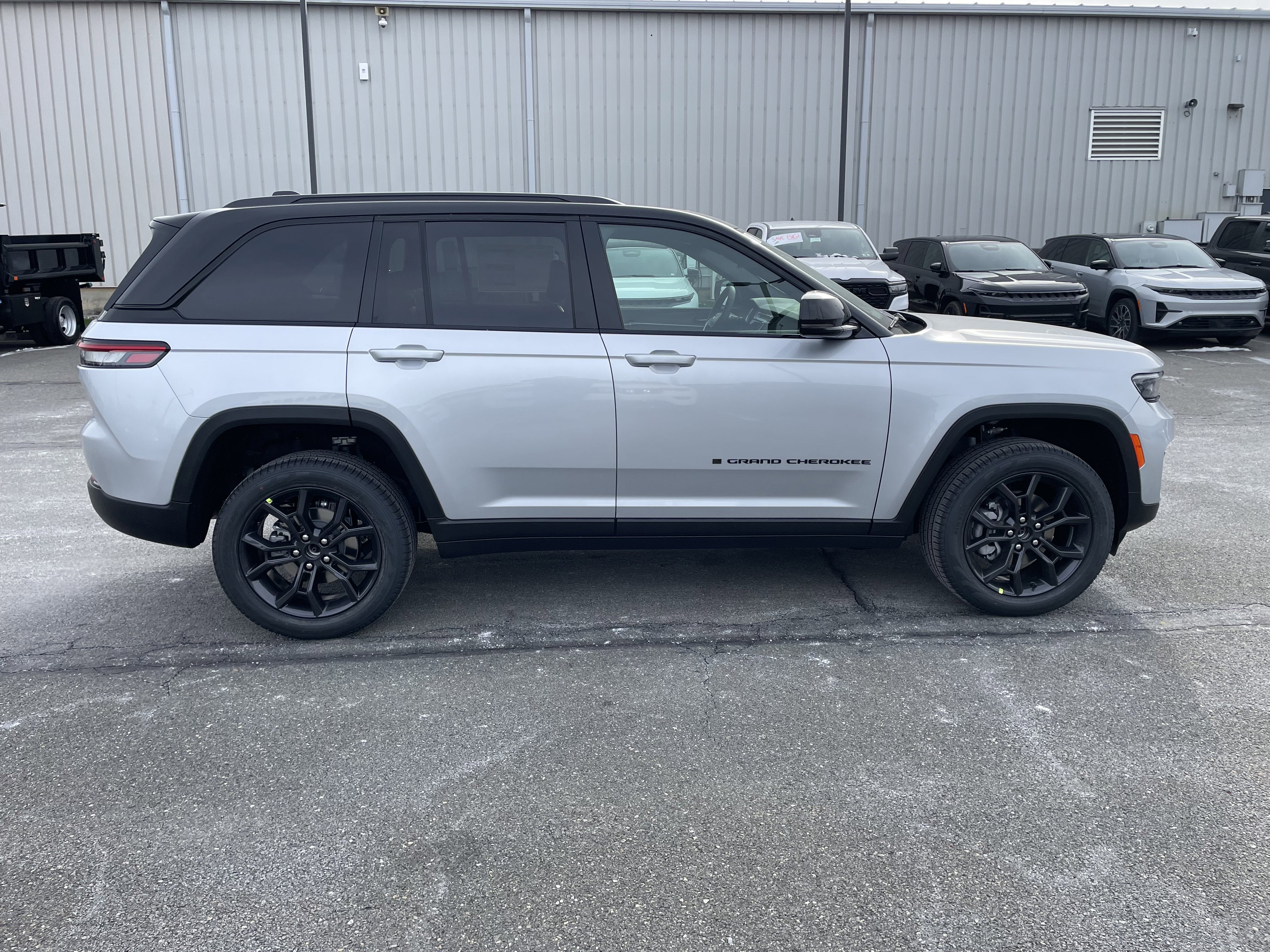 2025 Jeep Grand Cherokee GRAND CHEROKEE LIMITED 4X4