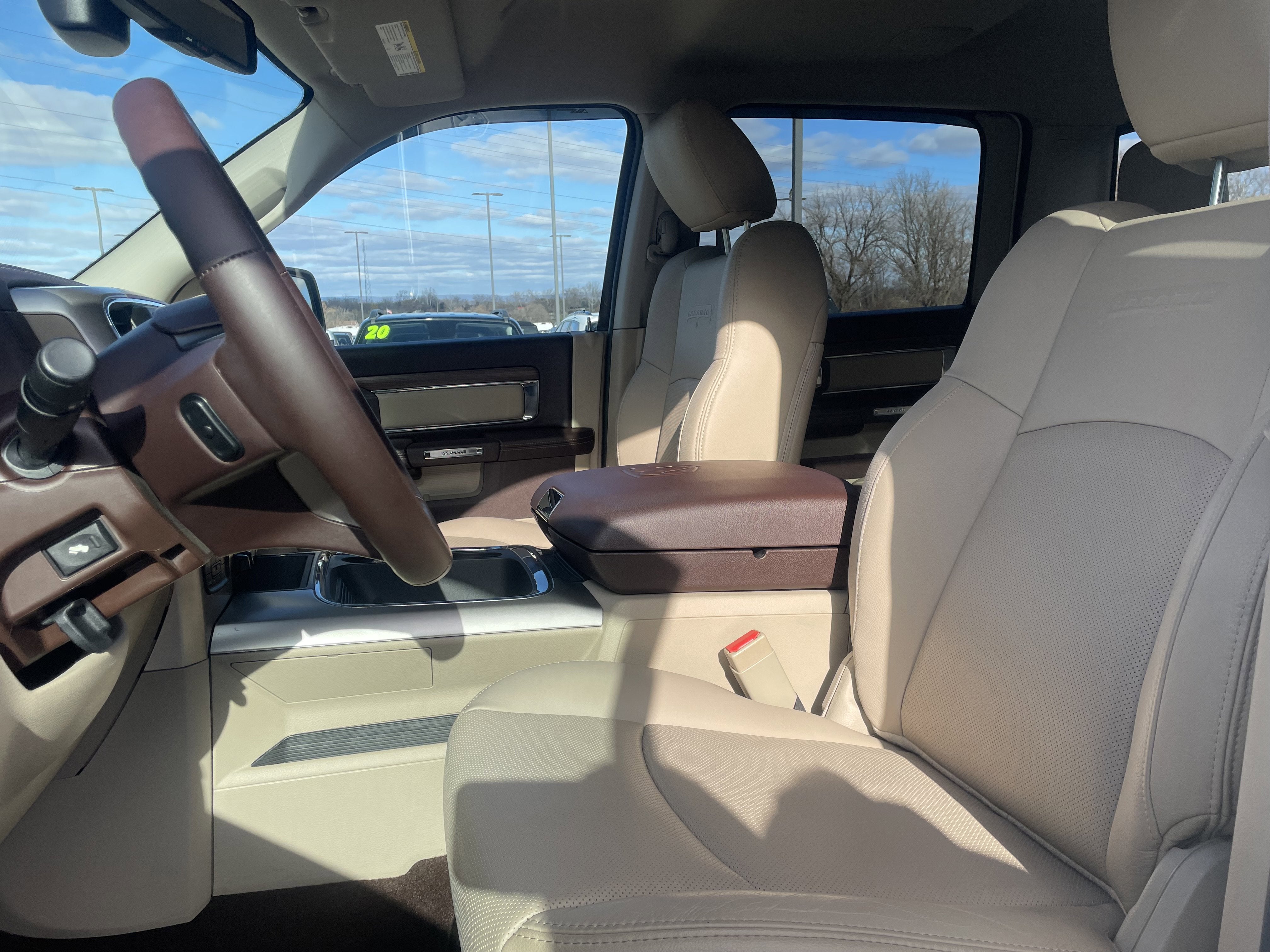 2017 RAM 1500 Laramie Crew Cab 4x4 5'7' Box