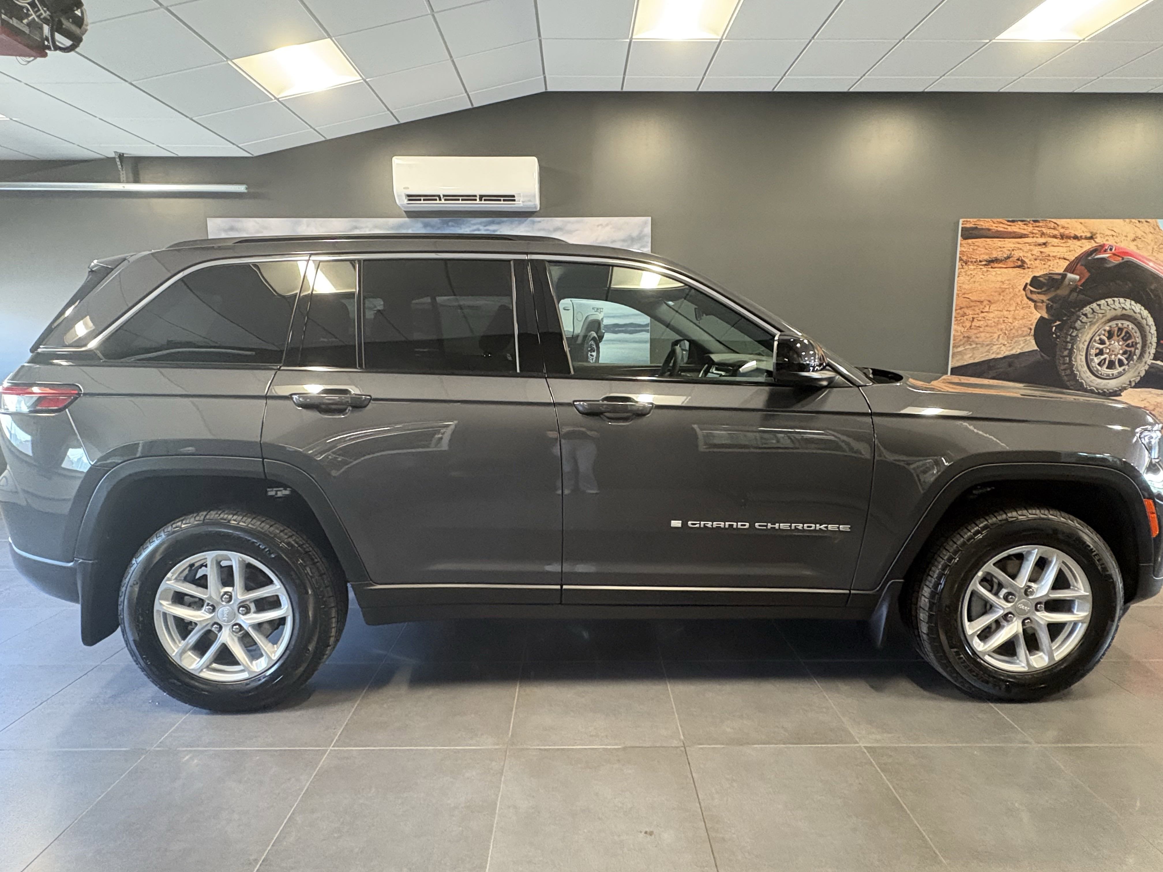 2025 Jeep Grand Cherokee GRAND CHEROKEE LAREDO X 4X4