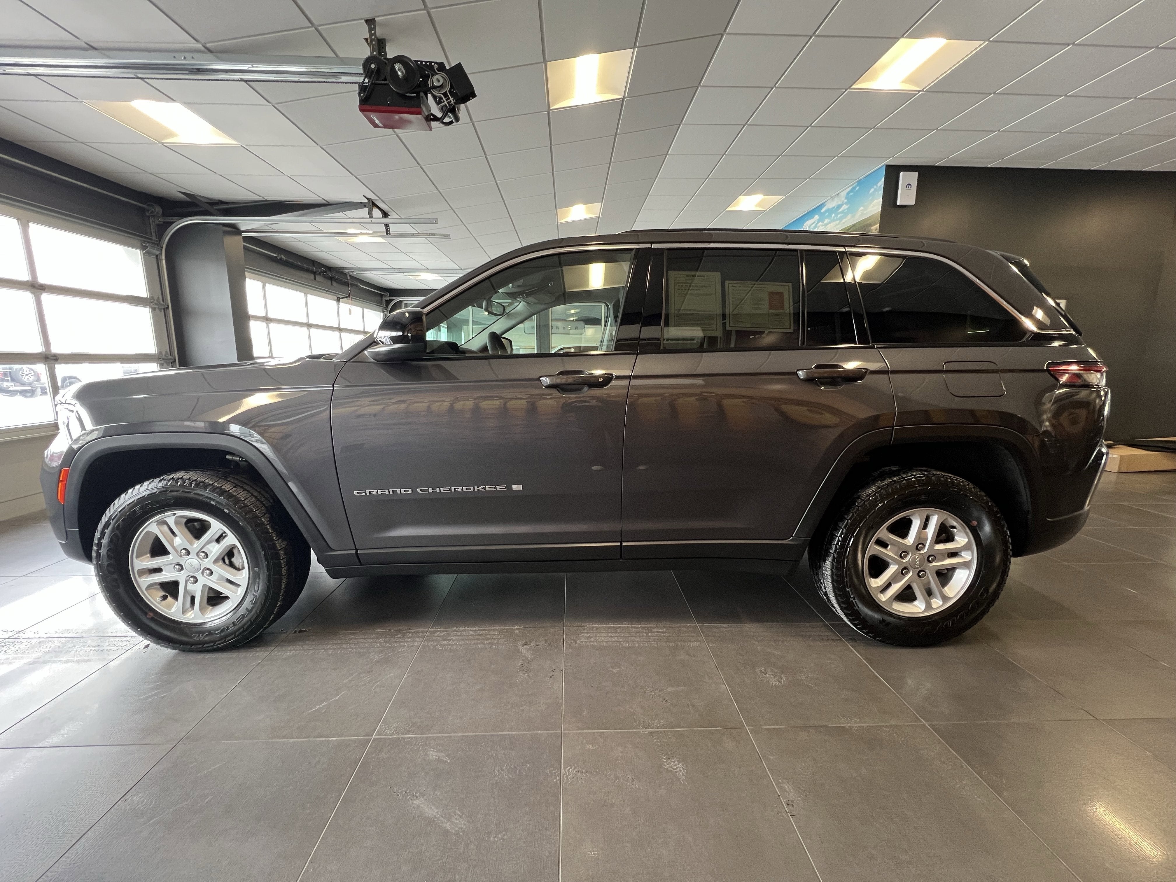 2023 Jeep Grand Cherokee Laredo 4x4