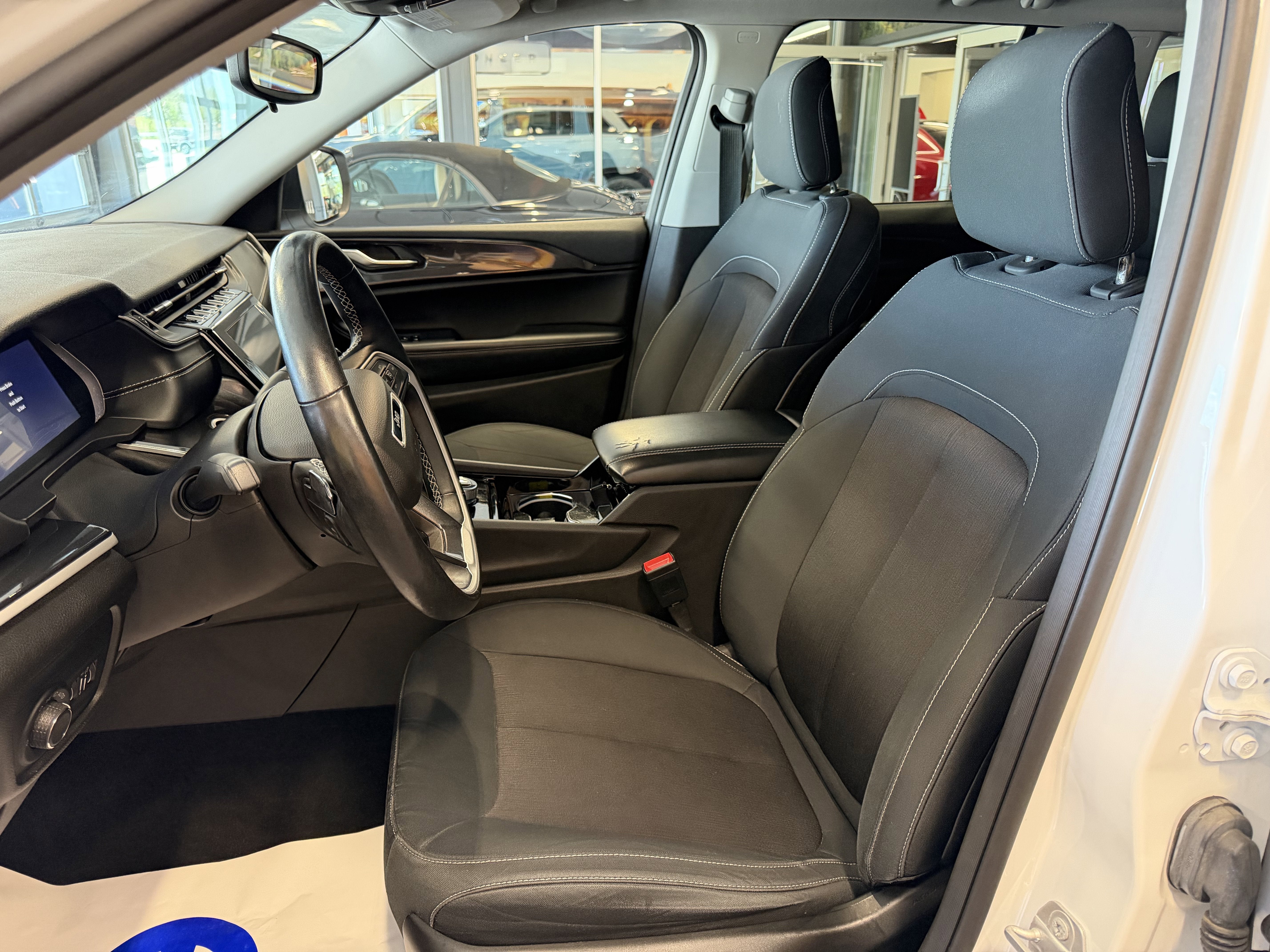 2022 Jeep Grand Cherokee Laredo 4x4