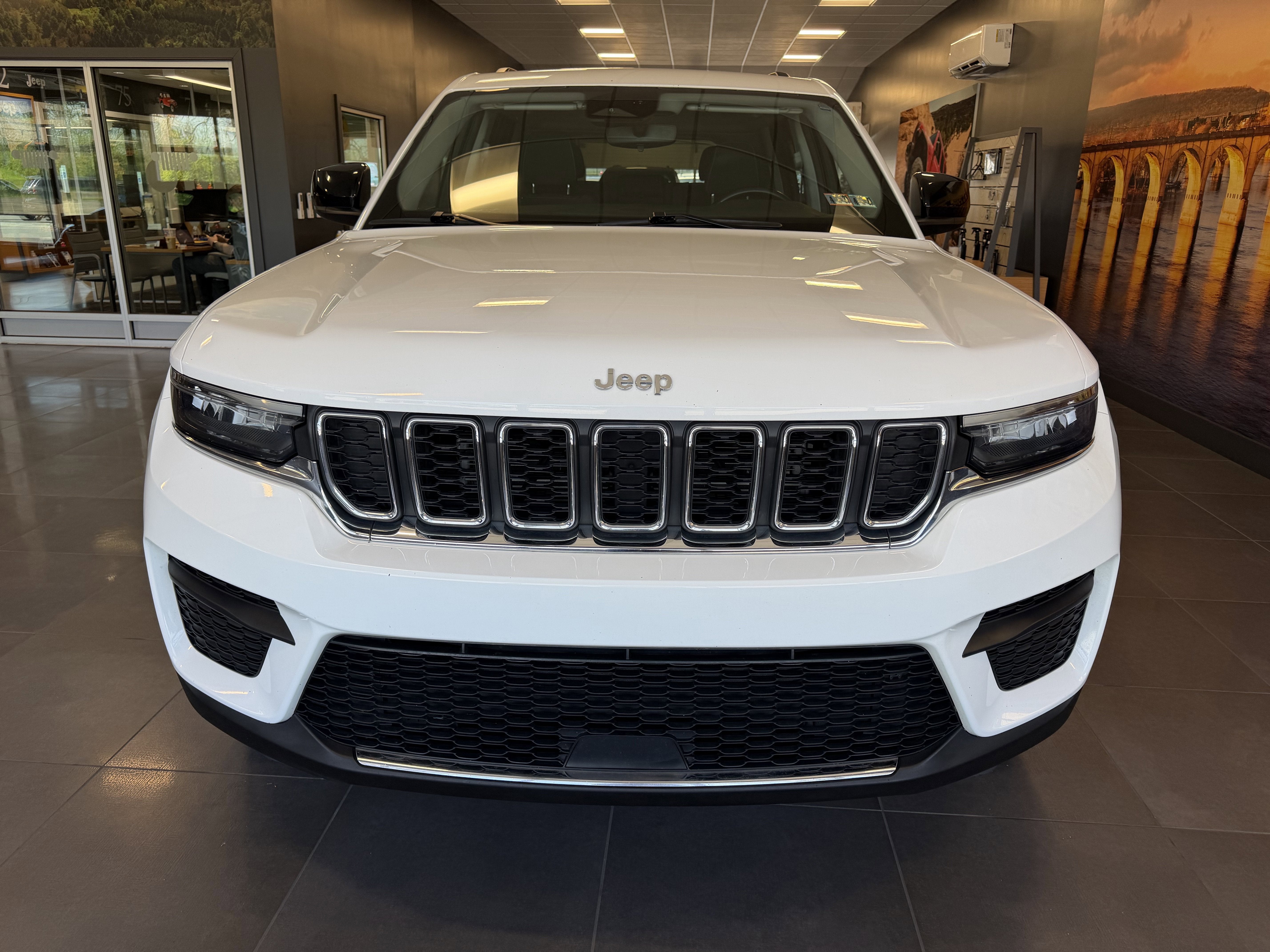 2022 Jeep Grand Cherokee Laredo 4x4