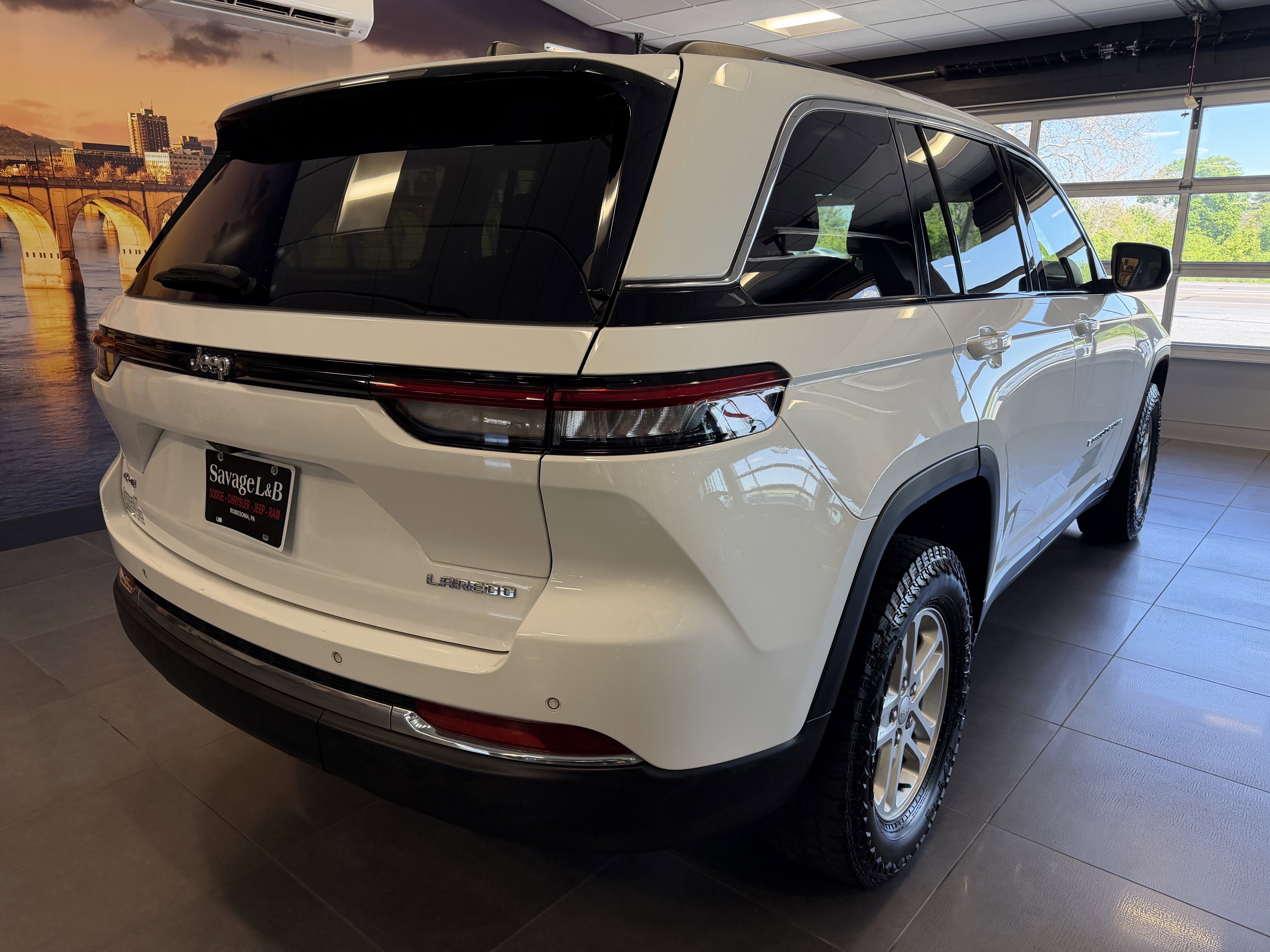 2022 Jeep Grand Cherokee Laredo 4x4