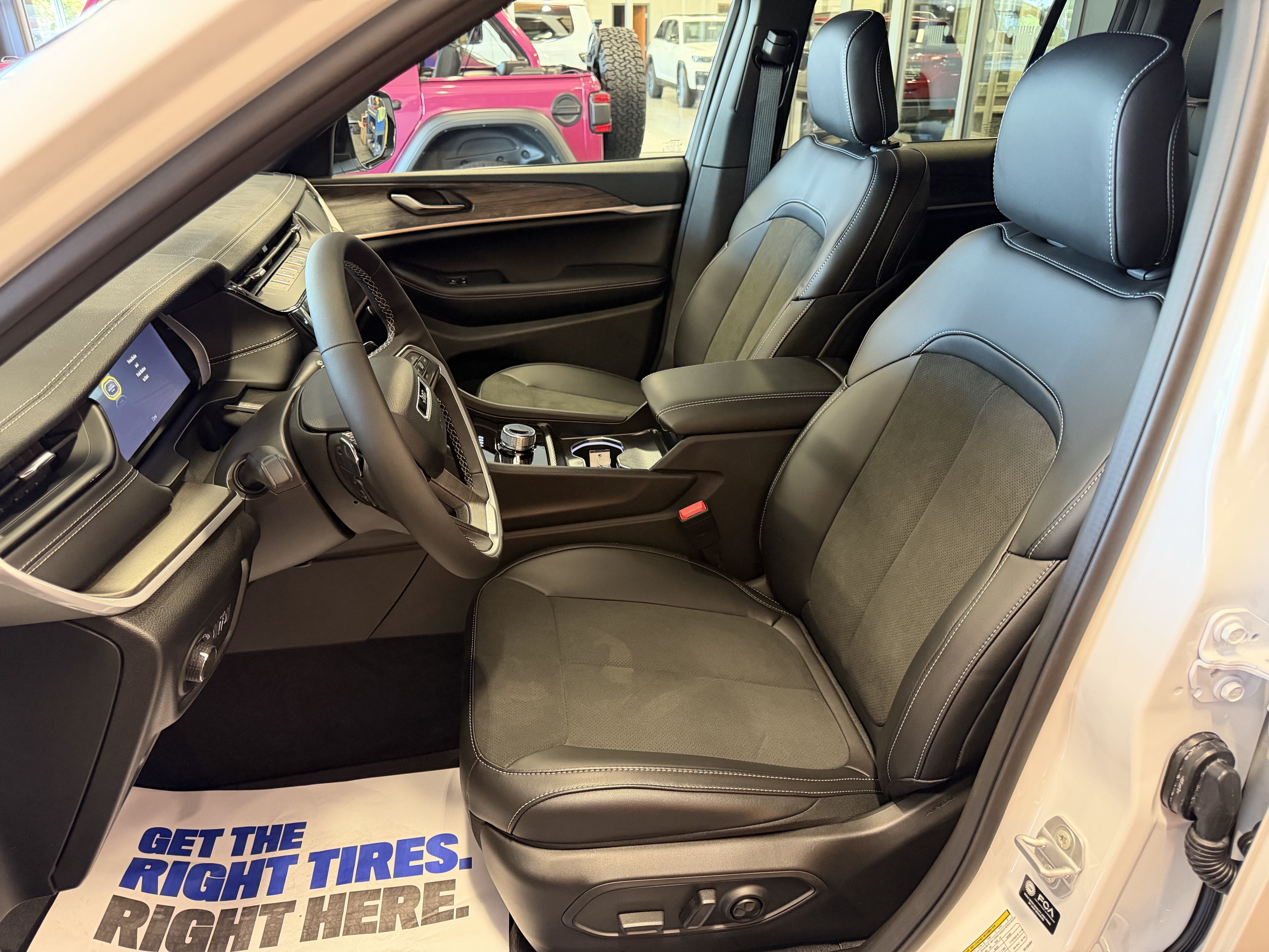 2027 Jeep Grand Cherokee GRAND CHEROKEE LAREDO ALTITUDE 4X4