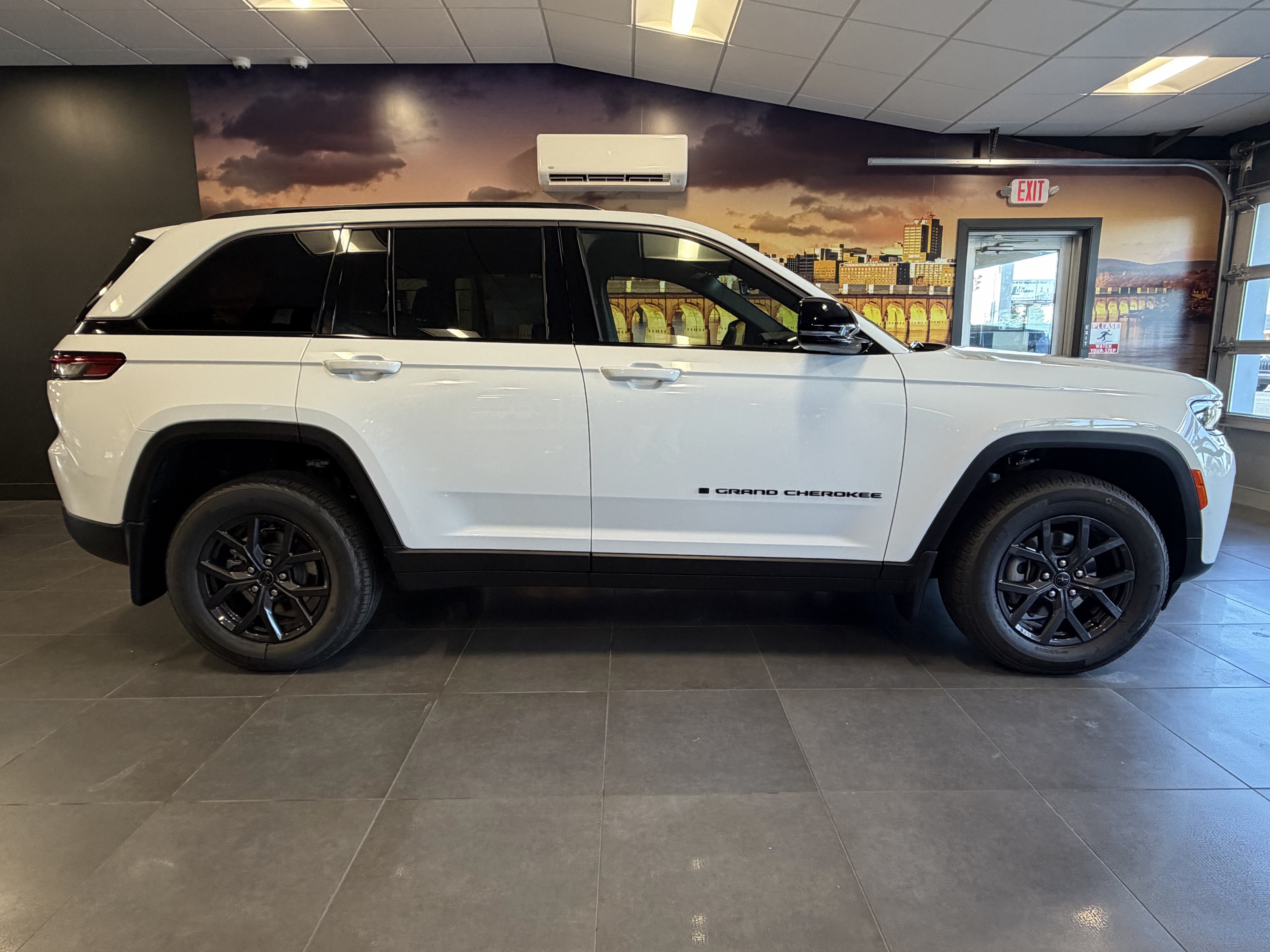 2027 Jeep Grand Cherokee GRAND CHEROKEE LAREDO ALTITUDE 4X4