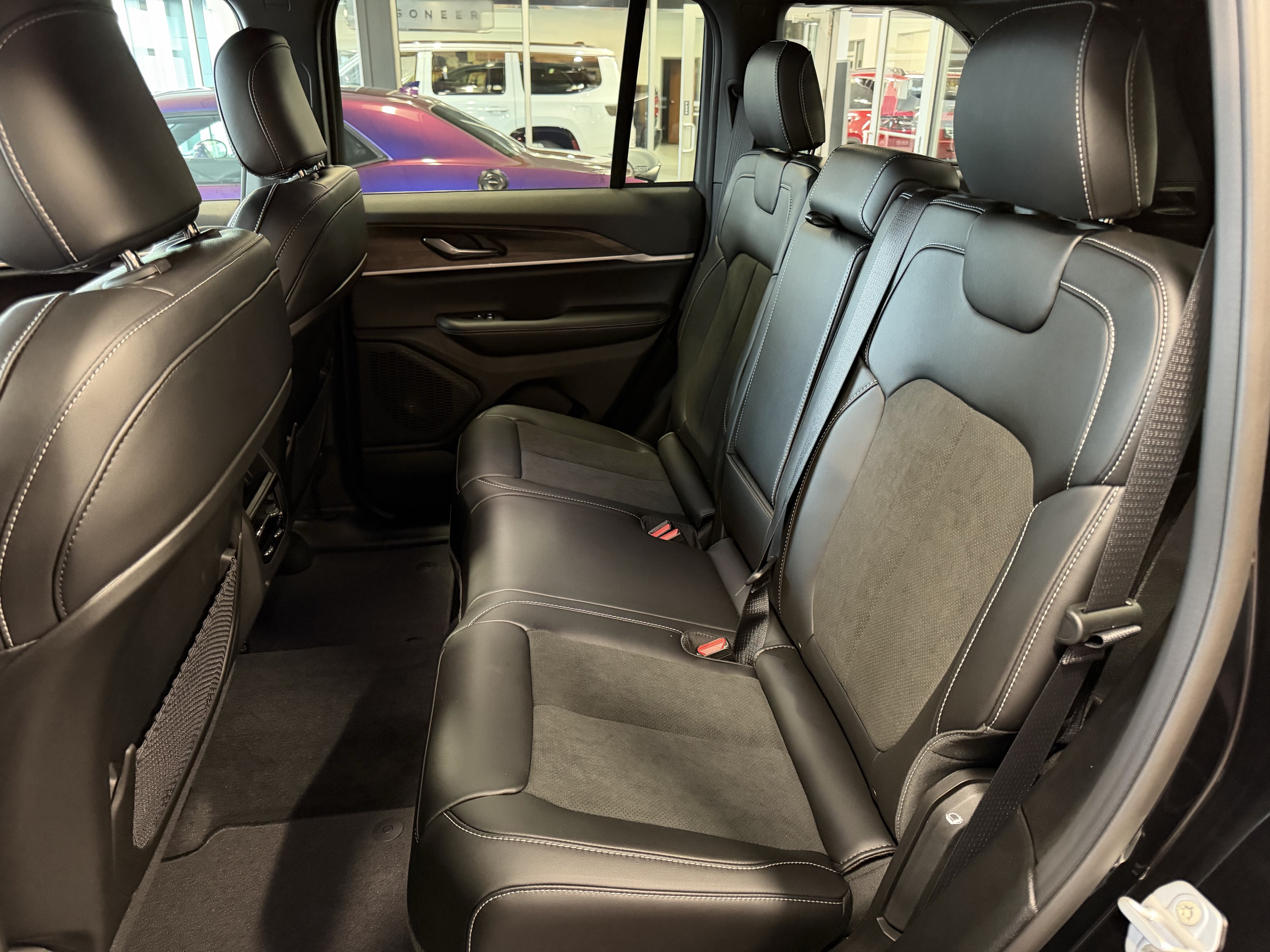 2027 Jeep Grand Cherokee GRAND CHEROKEE LAREDO ALTITUDE 4X4