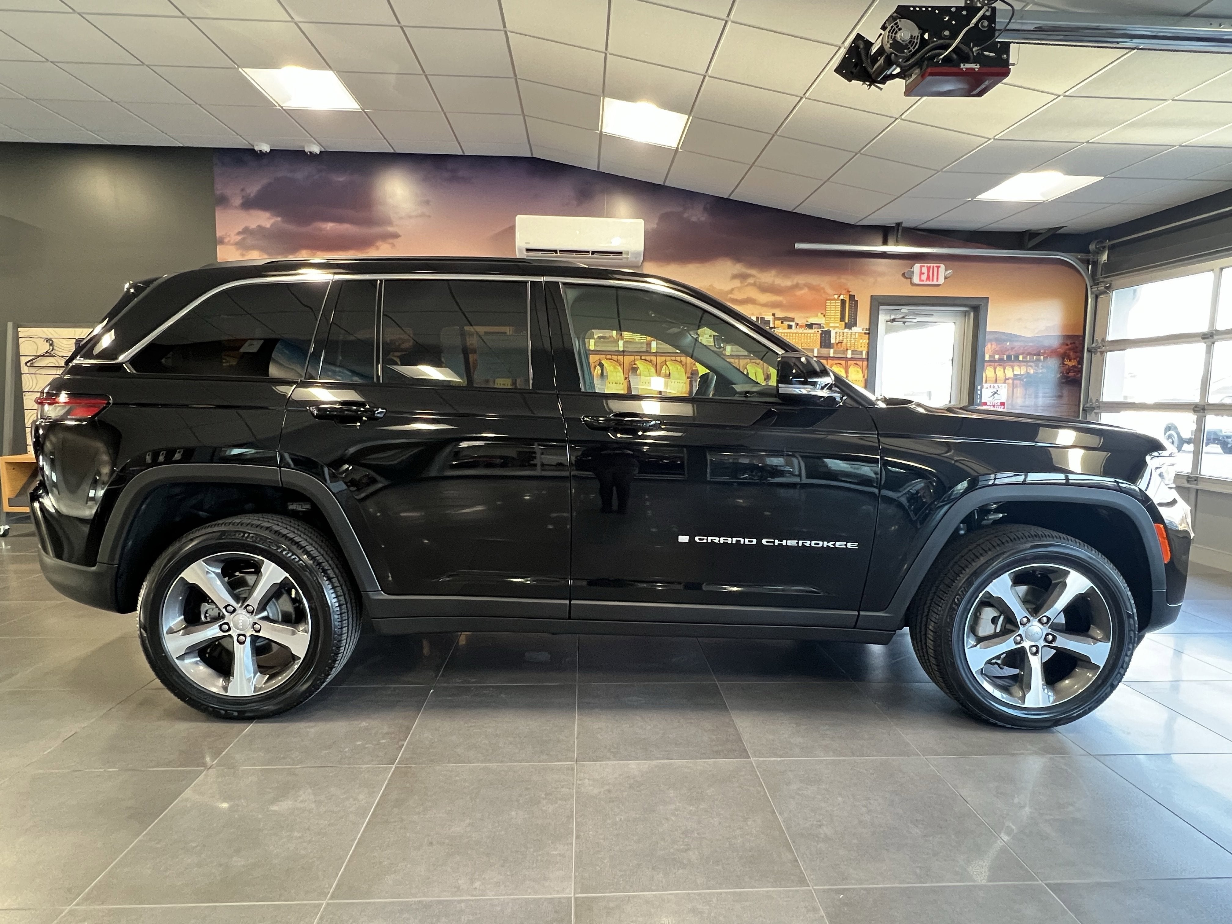 2025 Jeep Grand Cherokee GRAND CHEROKEE LIMITED 4X4