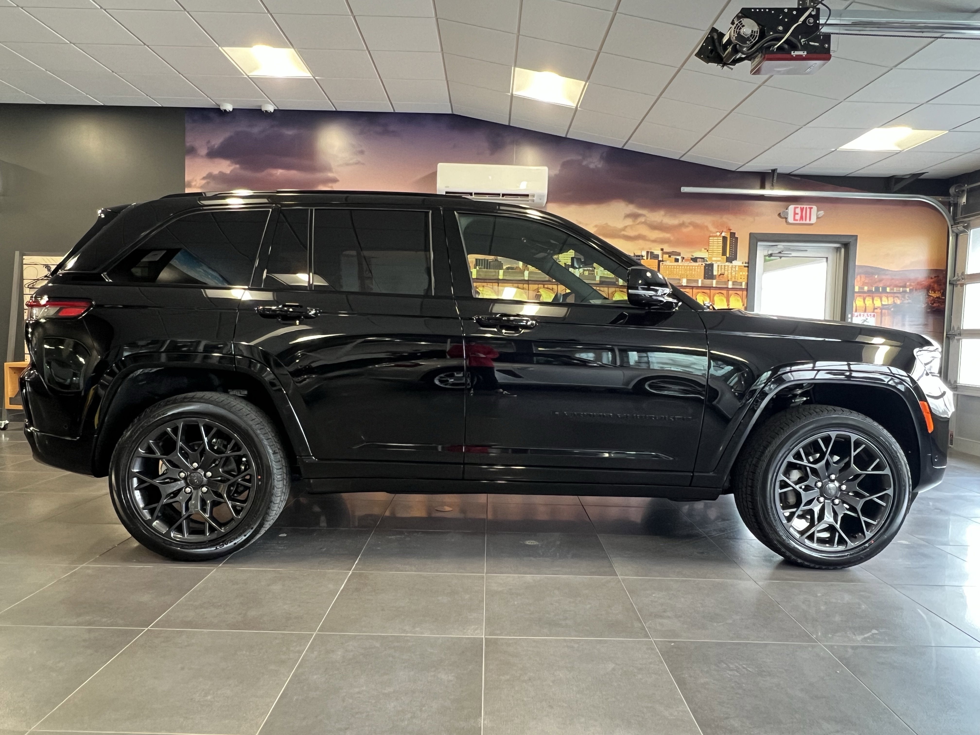 2025 Jeep Grand Cherokee GRAND CHEROKEE SUMMIT RESERVE 4X4