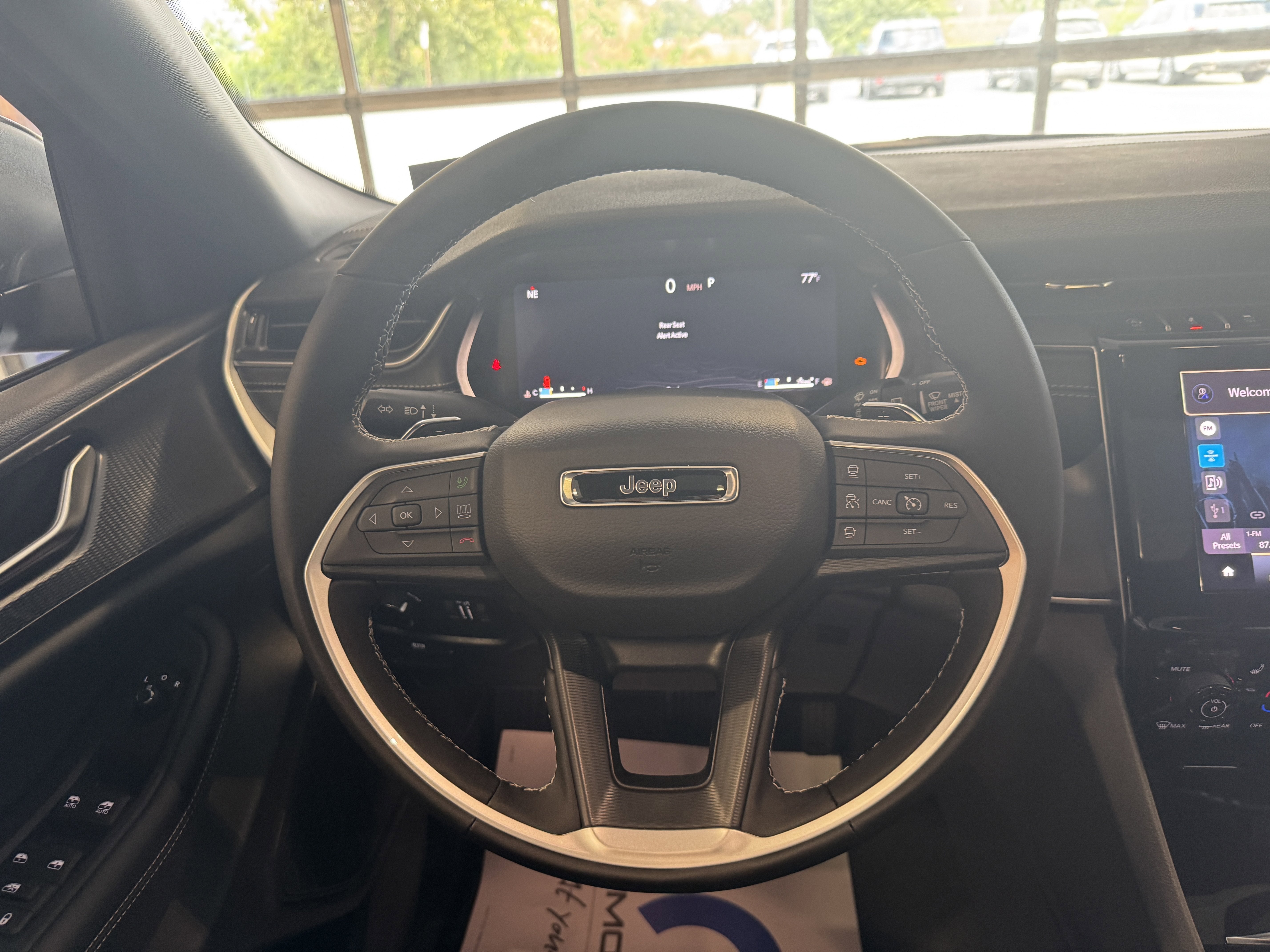 2025 Jeep Grand Cherokee GRAND CHEROKEE L LAREDO X 4X4