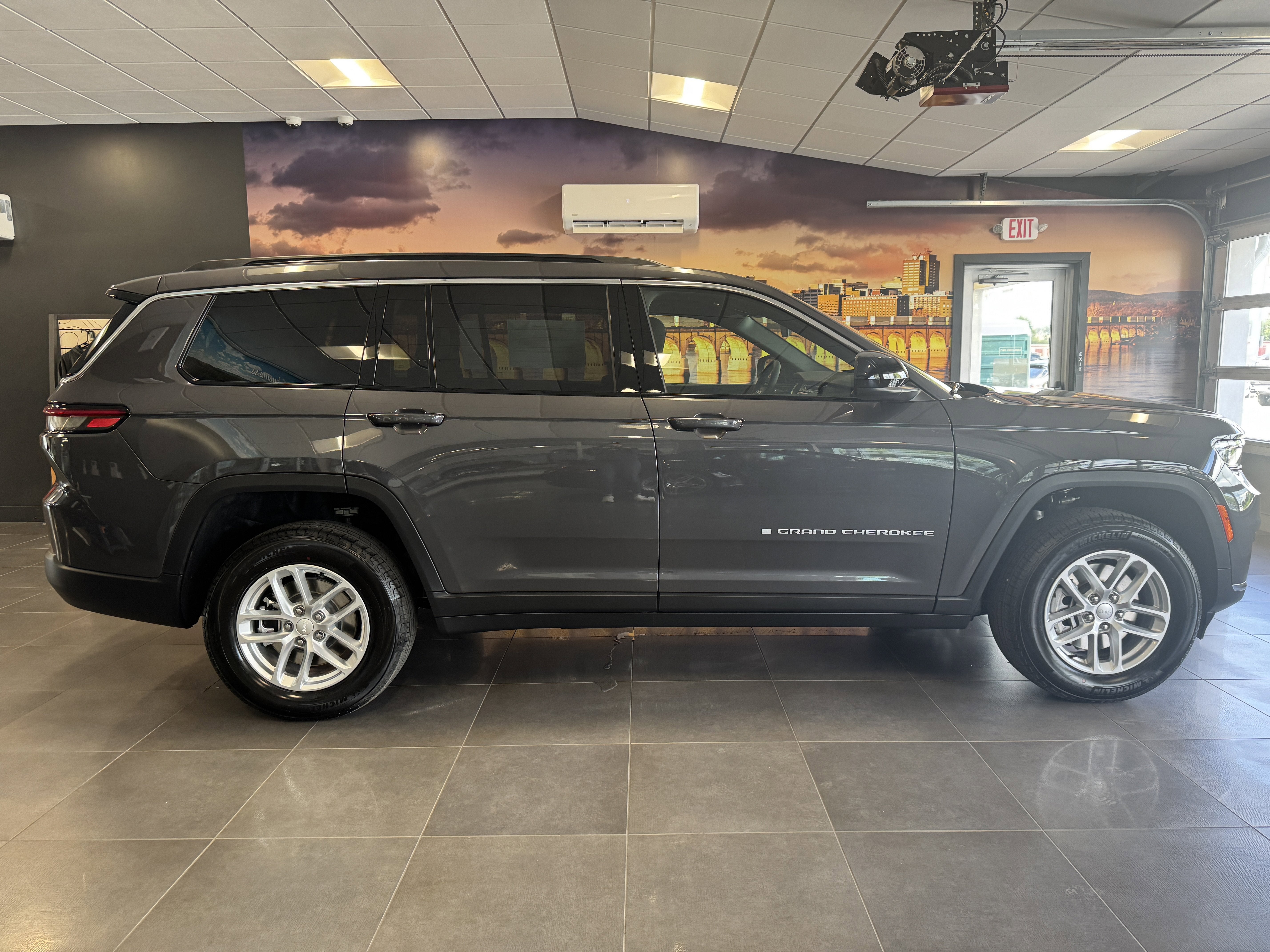 2025 Jeep Grand Cherokee GRAND CHEROKEE L LAREDO X 4X4